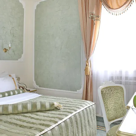 Hotel Queen's Astoria Design 4*