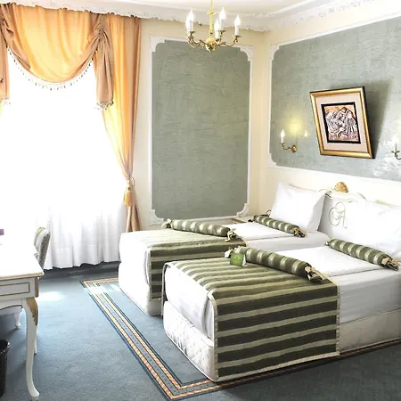 Queen's Astoria Design