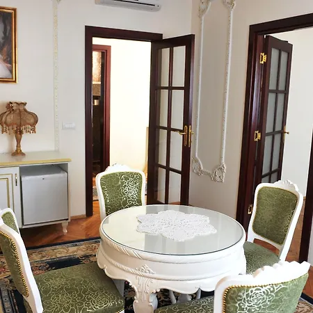 Hotel Queen's Astoria Design 4*