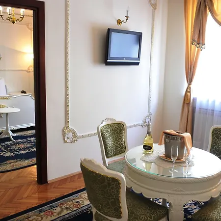 Queen's Astoria Design Hotel