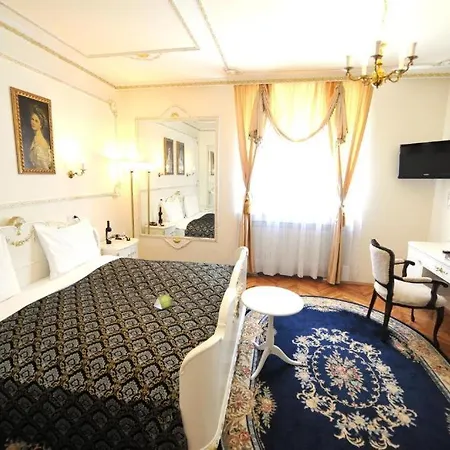 Queen's Astoria Design 4*