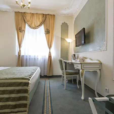 Queen's Astoria Design 4*