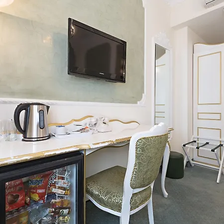 Queen's Astoria Design Hotel 4*