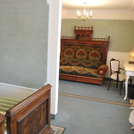 Queen's Astoria Design 4*