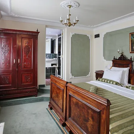 Queen's Astoria Design