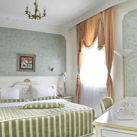 Queen's Astoria Design
