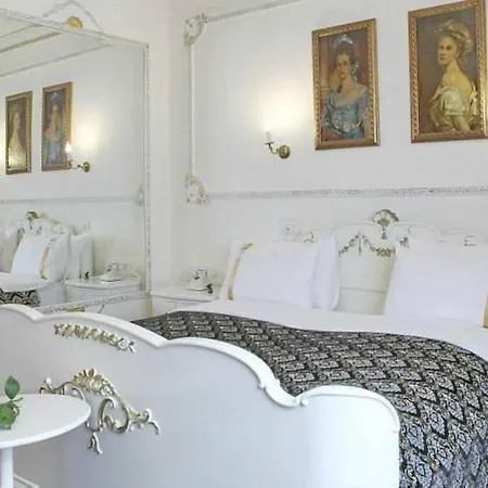 Queen's Astoria Design Hotel 4*