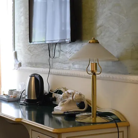 Hotel Queen's Astoria Design 4*