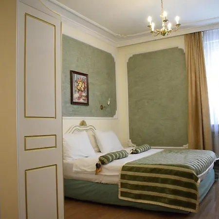 Queen's Astoria Design 4*