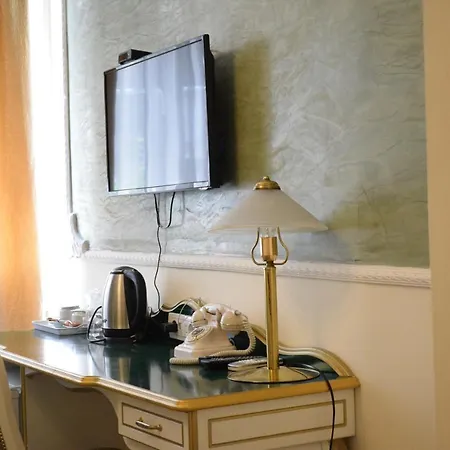 Queen's Astoria Design Hotel