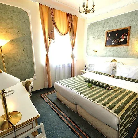 Hotel Queen's Astoria Design 4*