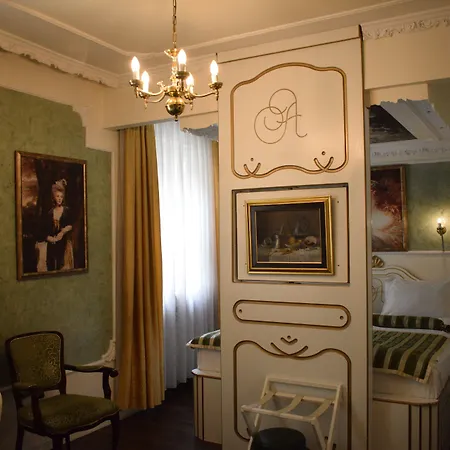 Hotel Queen's Astoria Design