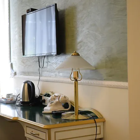 Queen's Astoria Design Hotel