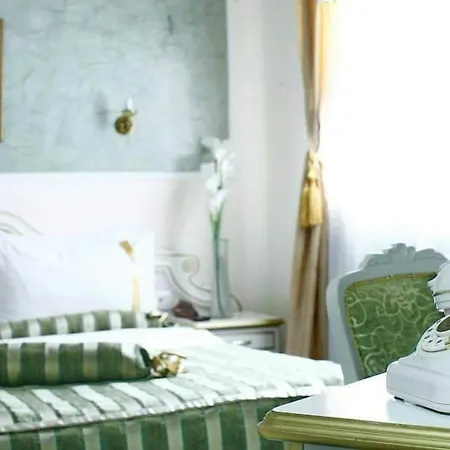 Hotel Queen's Astoria Design 4*