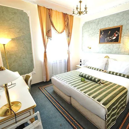 Queen's Astoria Design Hotel
