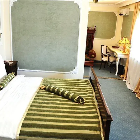 Queen's Astoria Design