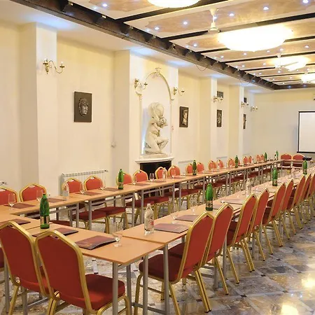 Queen's Astoria Design