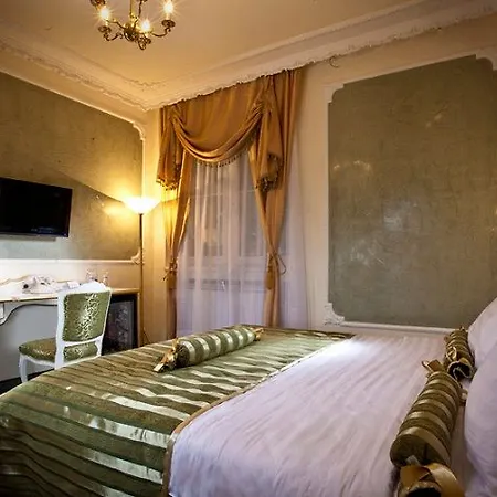 Queen's Astoria Design Hotel