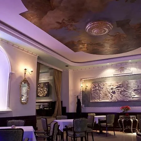 Hotel Queen's Astoria Design 4*