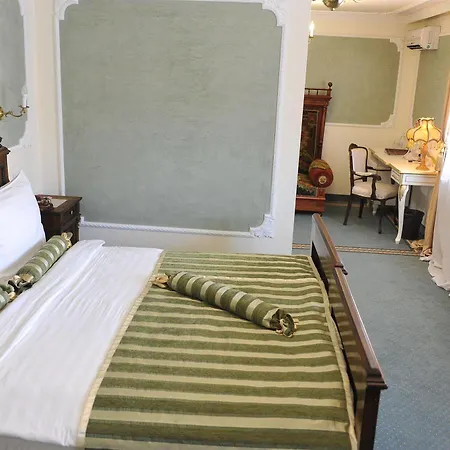 Hotel Queen's Astoria Design 4*