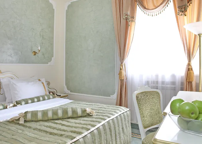 Hotel Queen's Astoria Design 4*