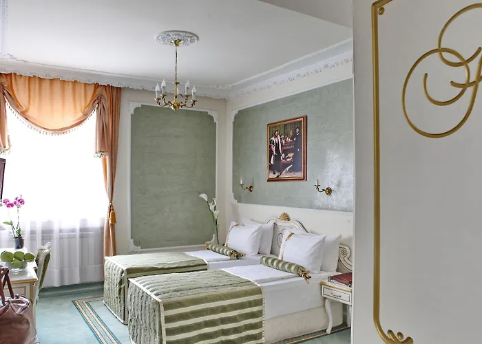 Hotel Queen's Astoria Design 4*