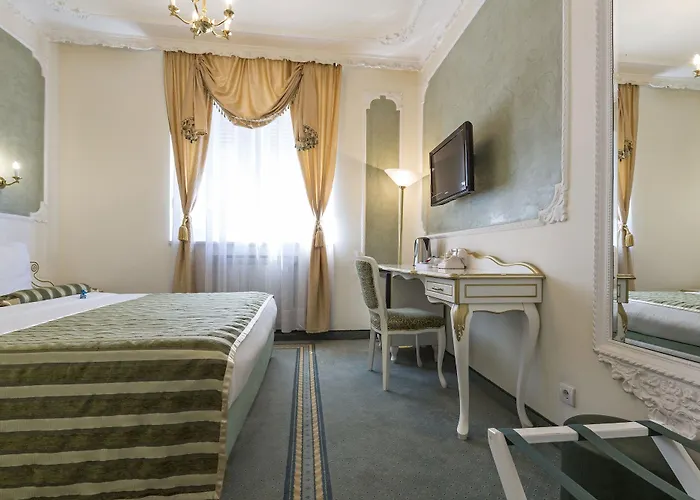 Queen's Astoria Design 4*