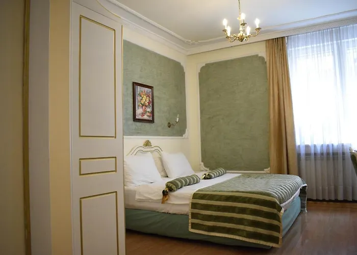 Queen's Astoria Design 4*