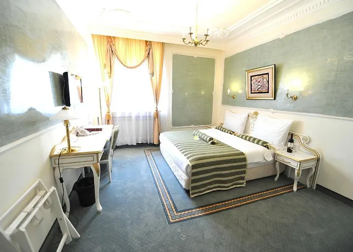 Queen's Astoria Design Hotel 4*