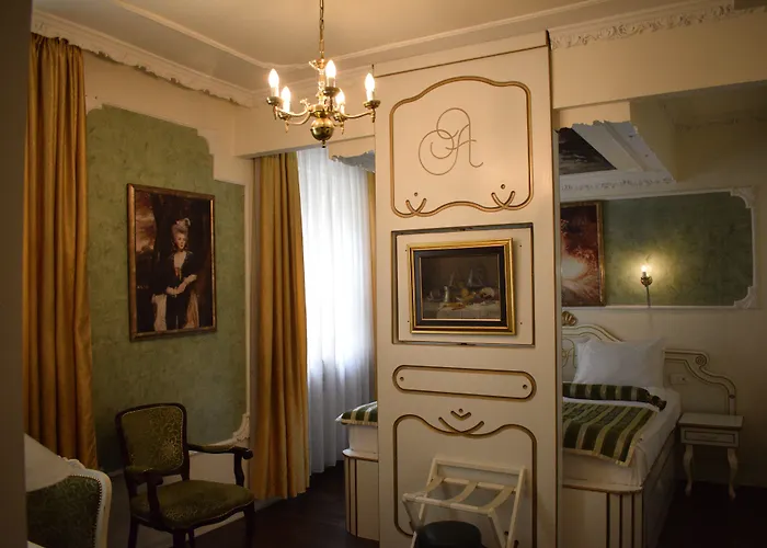 Hotel Queen's Astoria Design