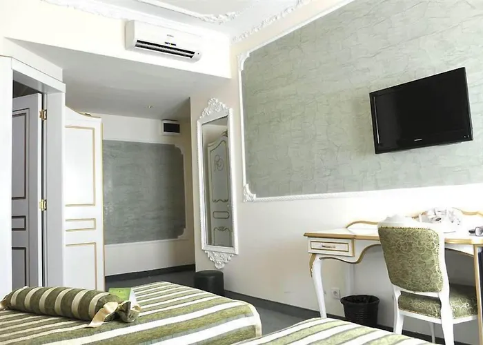 Queen's Astoria Design