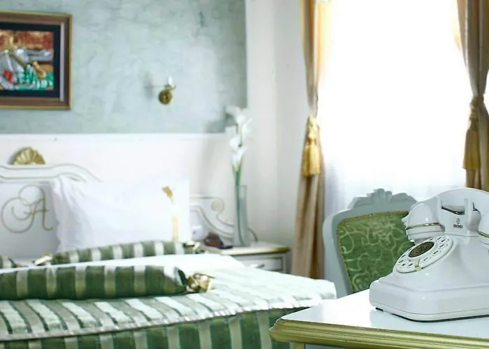 Hotel Queen's Astoria Design 4*