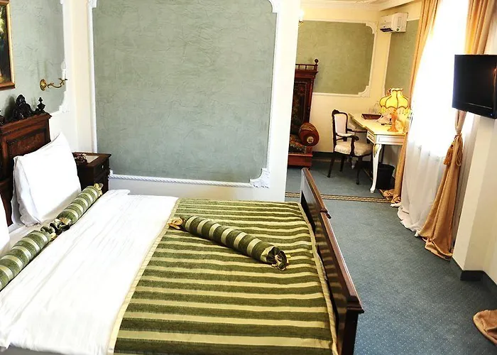 Queen's Astoria Design