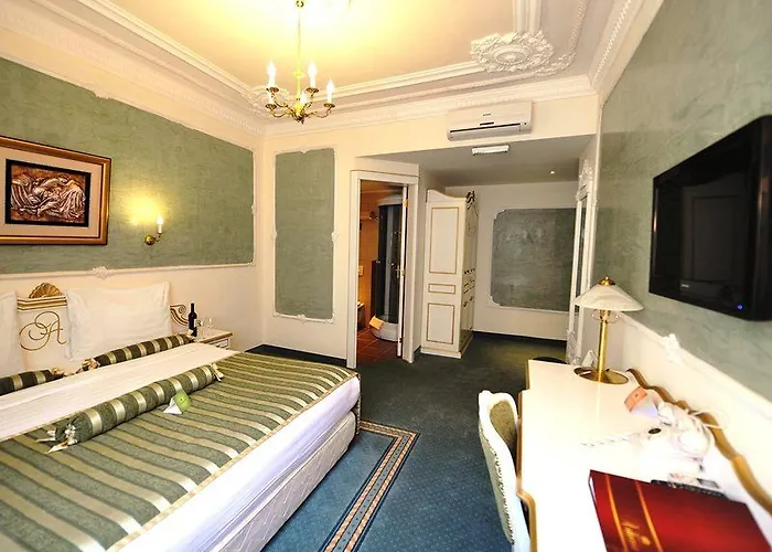 Hotel Queen's Astoria Design